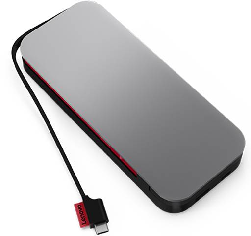 Obdĺžniková, strieborná power banka s čiernym okrajom a pripojeným USB káblom. Značka 'Lenovo' na červenej etikete.