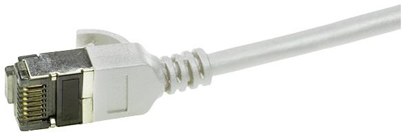 Striebornosivý ethernetový kábel s konektorom RJ-45 na prenos dát.