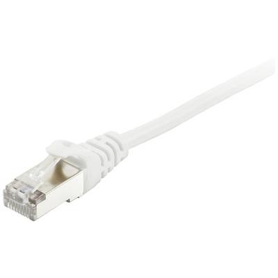 Biely ethernetový kábel s konektorom RJ45, používaný na sieťové prepojenie počítačov a iných zariadení.