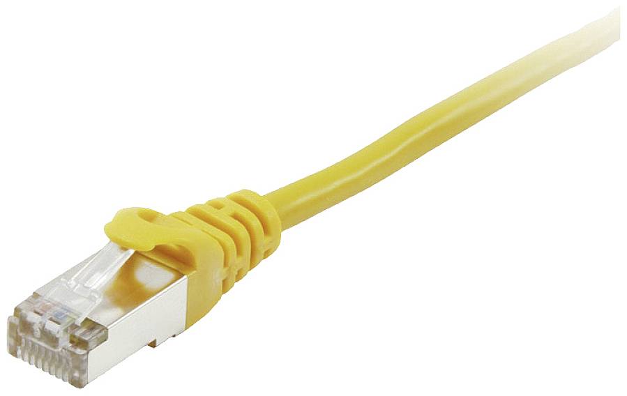 Žltý ethernetový kábel s konektorom RJ45, bežne používaný pre sieťové pripojenia.