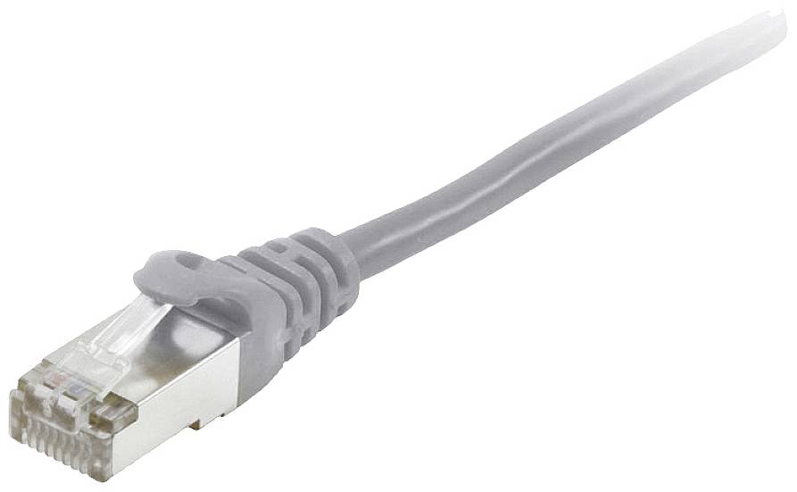 Sivý ethernetový kábel, ktorý sa často používa na sieťové pripojenia.