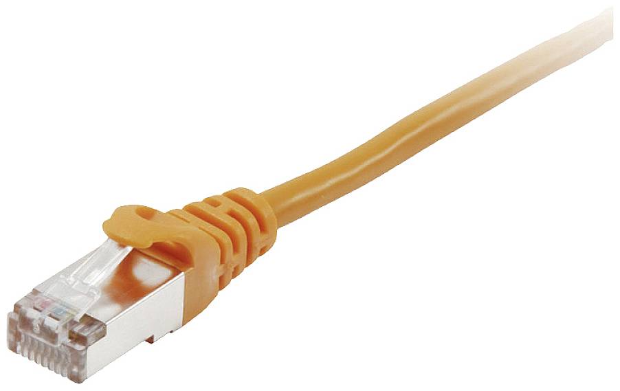 Oranžový sieťový kábel s konektorom RJ-45, bežne používaný pre internetové pripojenia v počítačových a sieťových aplikáciách.