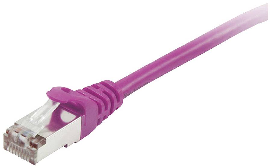 Zobrazený je ružový ethernetový kábel s konektorom RJ45.