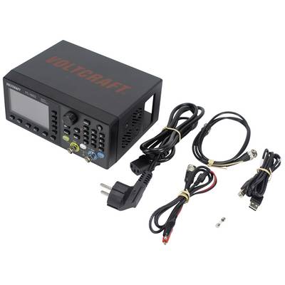 Elektronická univerzálna jednotka regulačného napájania s displejom, obklopená rôznymi pripojovaciami káblami a adaptérovou zástrčkou.