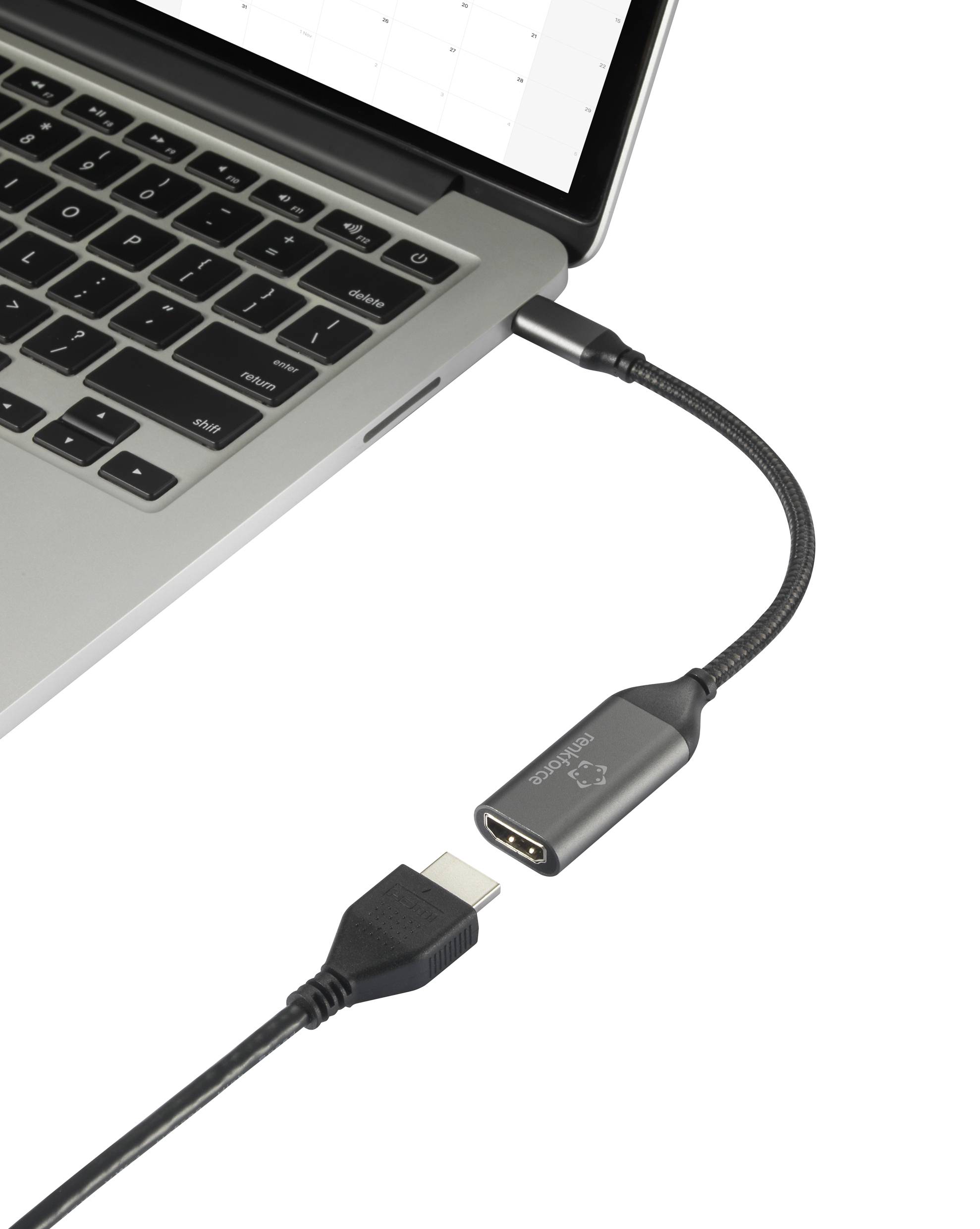 Laptop s pripojeným HDMI adaptérovým káblom. Adaptér je pripevnený ku konektoru laptopa.