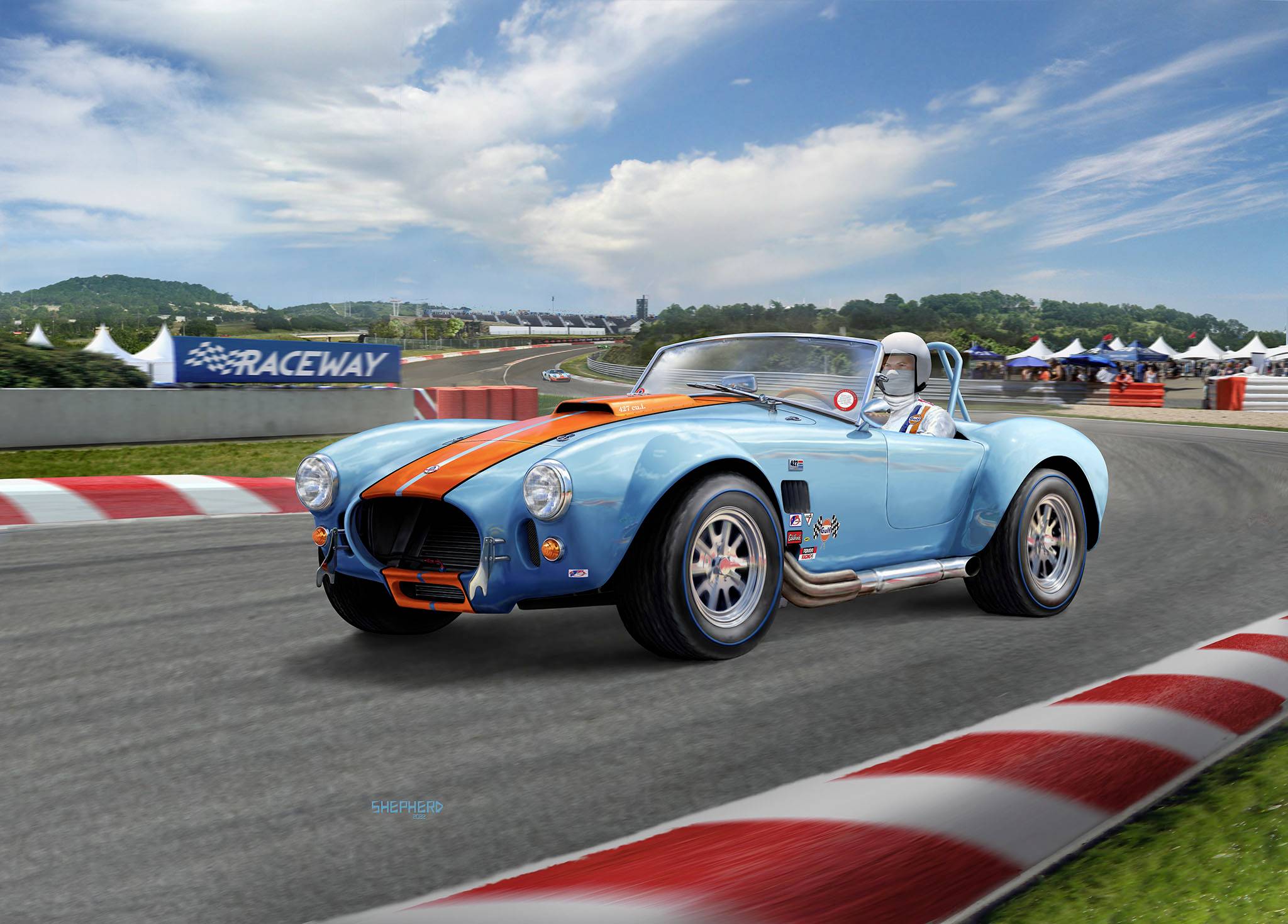 Modrý pretekársky automobil s oranžovými pruhmi jazdí na pretekárskej dráhe. V pozadí sú viditeľné stany a tabuľa s nápisom 'Raceway'.