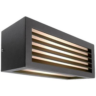 Kovená nástenná lampa obdĺžnikového tvaru s horizontálnymi pruhmi, ktorá vyžaruje teplé svetlo smerom nahor a nadol.