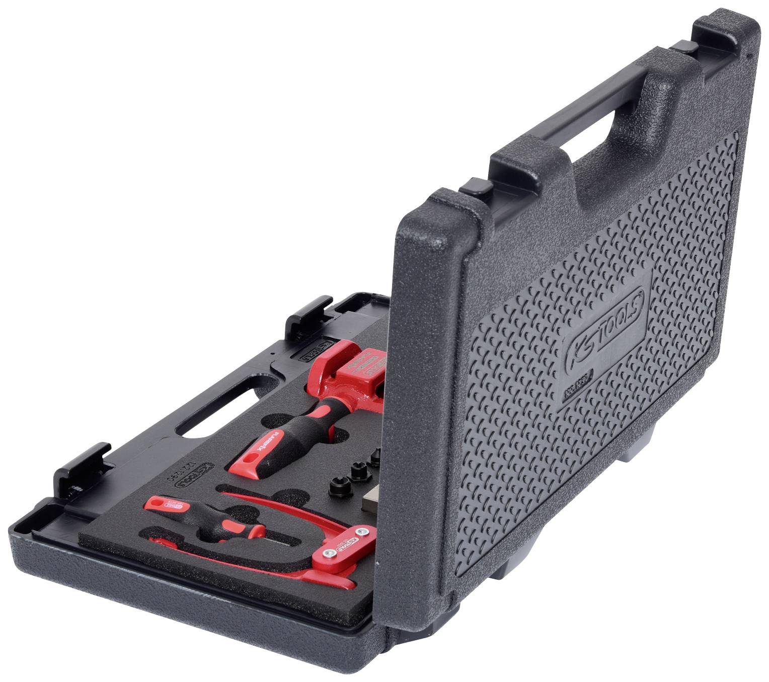 Otvorený kufrík s náradím s rôznymi červenými ručnými nástrojmi v presne prispôsobenom penových výsteliek.