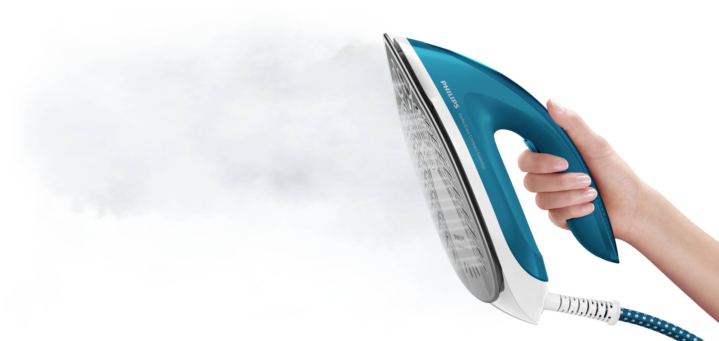 Ruka drží moderné parné žehličky, ktorá vypúšťa paru na bielom pozadí.