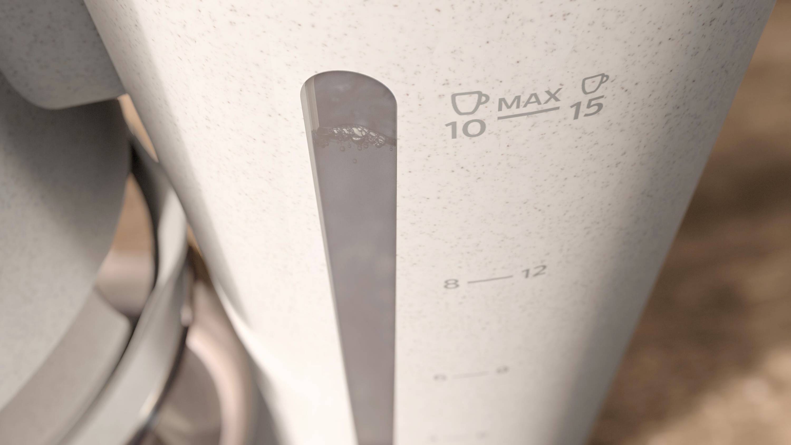 Kávový stroj s indikátorom hladiny vody, ktorý zobrazuje maximálne 15 šálok. Béžový kryt, moderný dizajn, umiestnený na drevenej ploche.