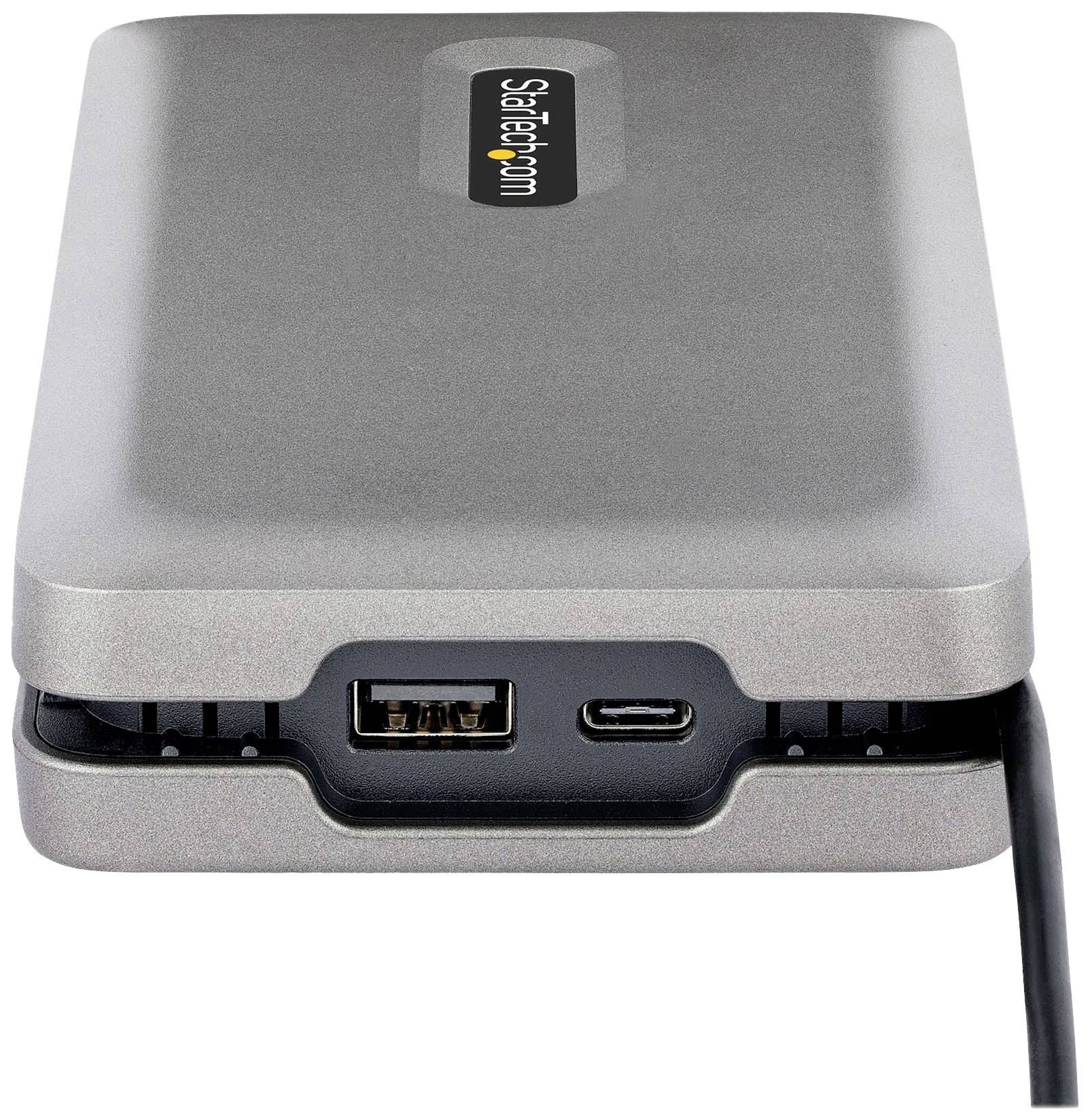 Externý pevný disk v striebornom kryte s viditelnými USB portami na prednej strane. Štítky na povrchu zobrazujú meno výrobcu.