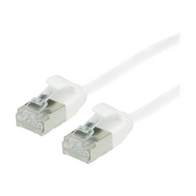 Biely sieťový kábel CAT6 s dvoma konektormi RJ-45 na koncoch, vhodný pre rýchle sieťové pripojenia.