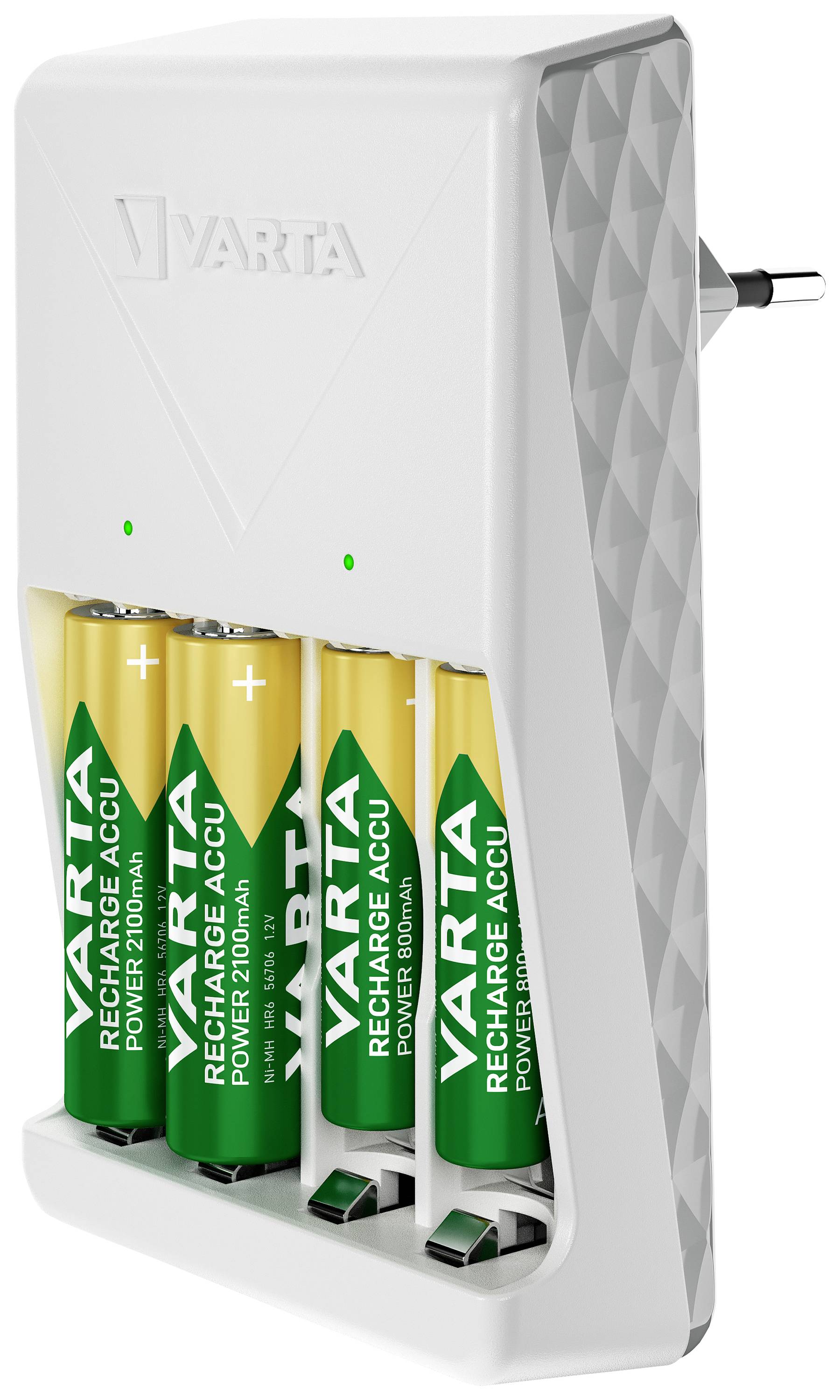 Nabíjačka batérií so štyrmi nabíjateľnými batériami AA, zapojená do elektrickej zásuvky. LED indikátory svietia zeleno.
