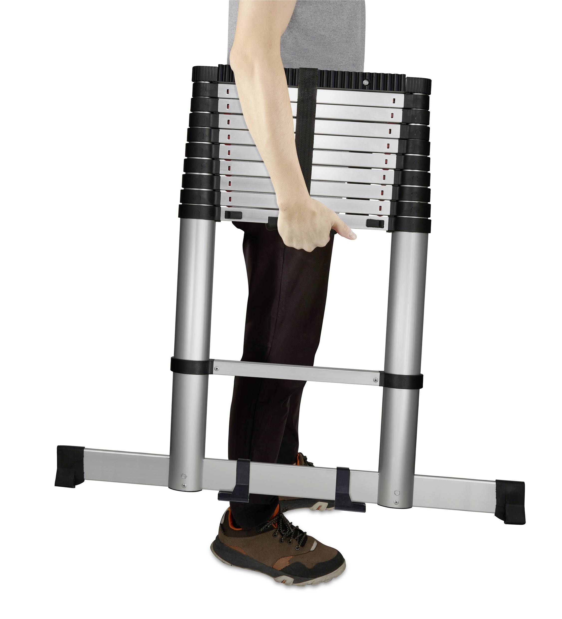 Osoba nesie skladací hliníkový rebrík, drží ho po boku tela. Rebrík je kompaktný a ľahko prenosný.