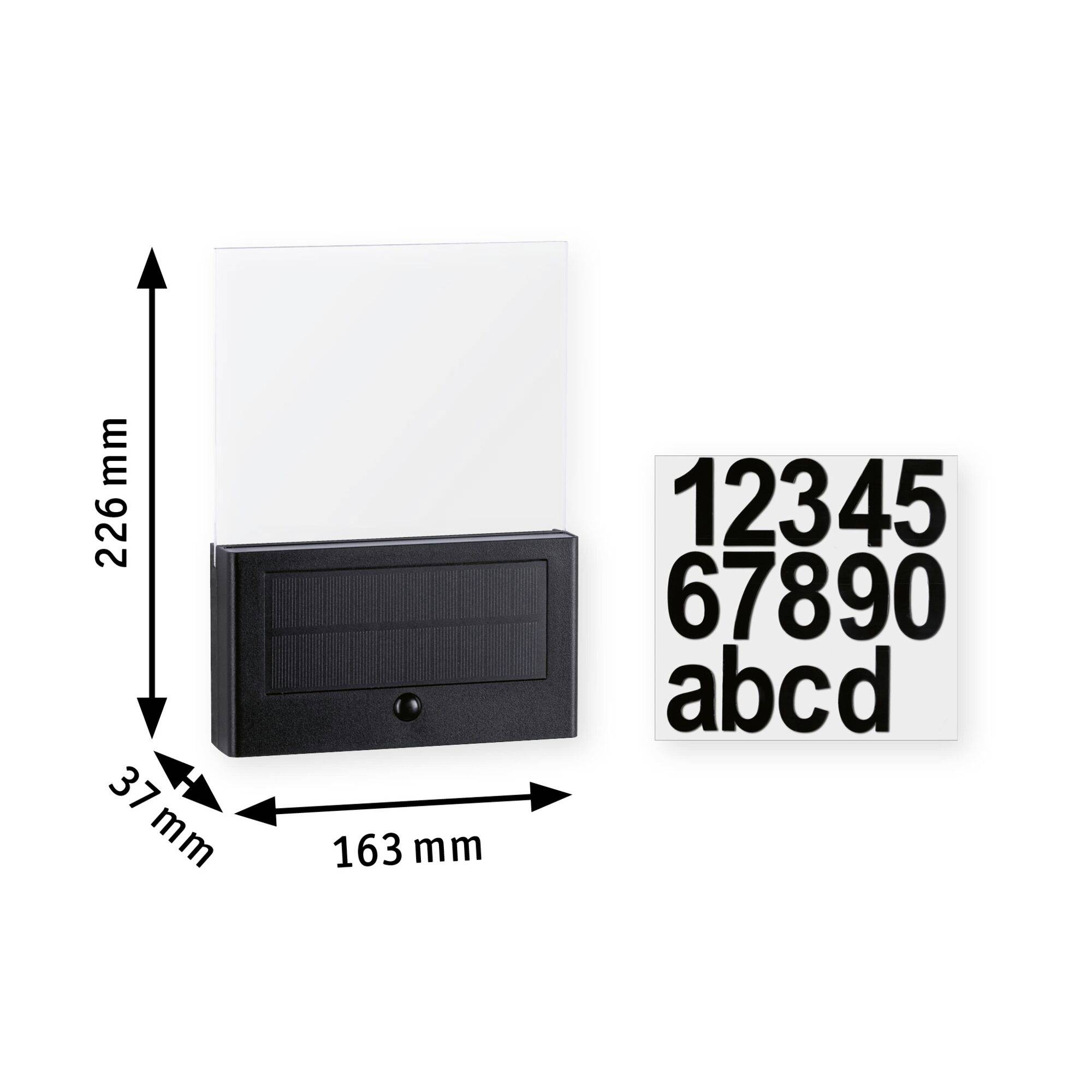 Solárna domová tabuľka s číslom s bielym panelom, čiernym boxom a šablónami písma. Rozmery: 226 mm vysoká, 163 mm široká, 37 mm hlboká.