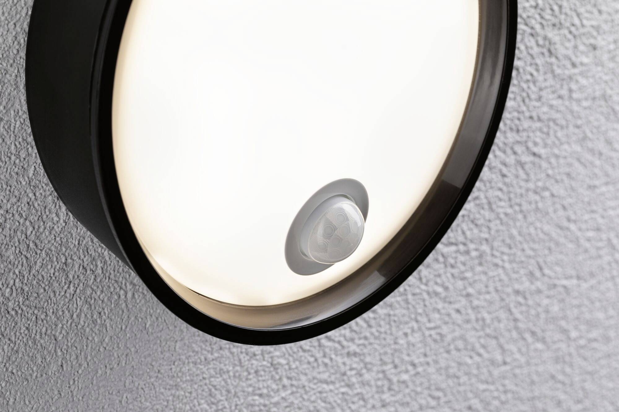 Okrúhle stropné svietidlo s pohybovým senzorom, upevnené na bielom štruktúrovanom strope.