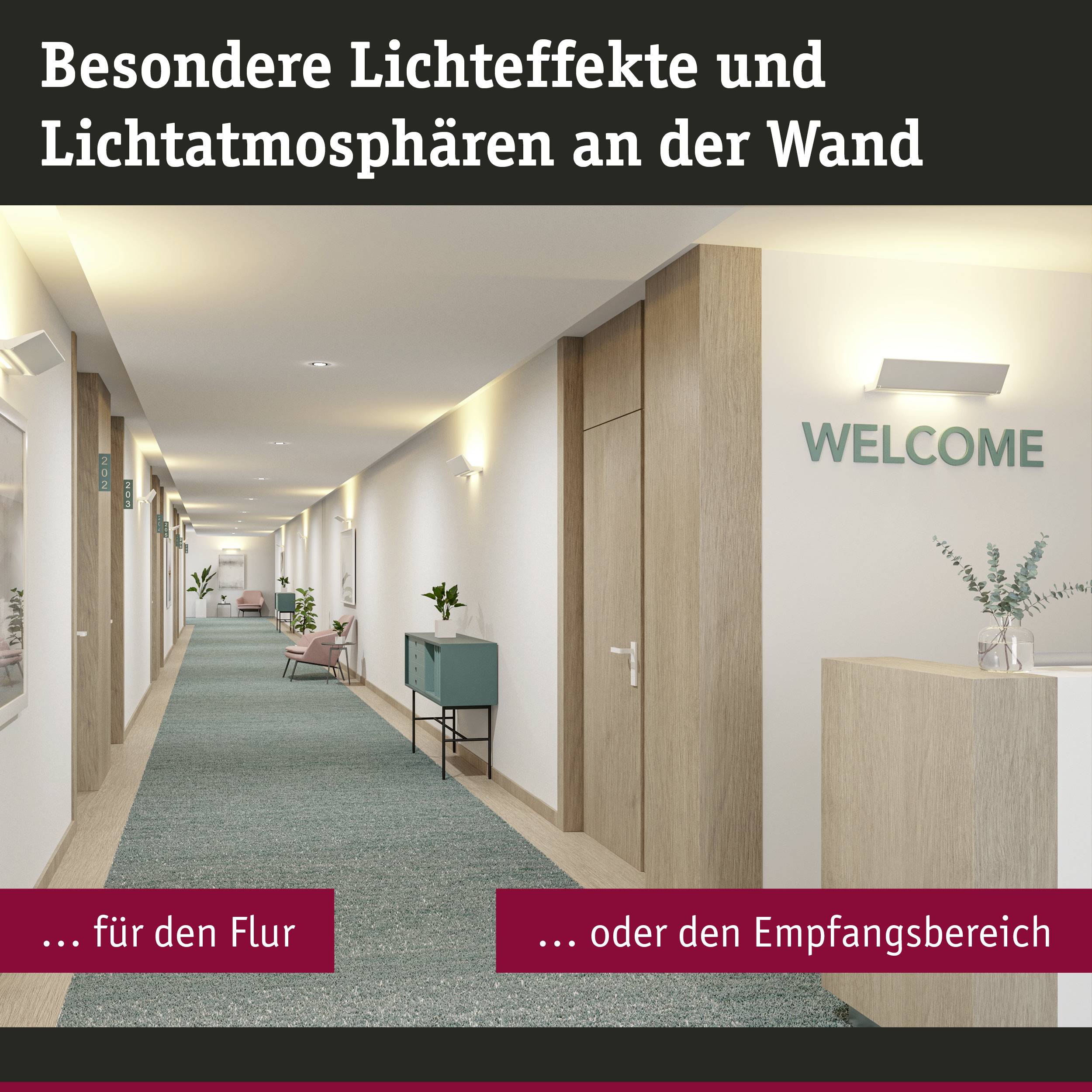 Chodba s zeleným kobercom a drevenými dverami, osvetlená modernými nastennými lampami. Na jednej stene je nápis 'WELCOME'.