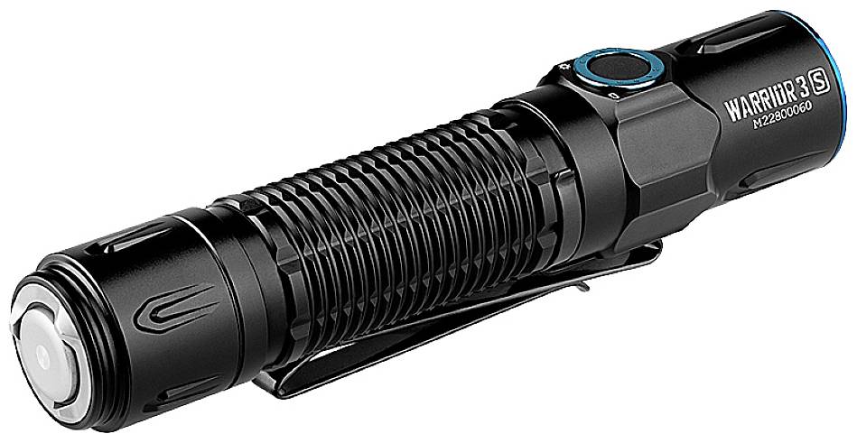 Čierna baterka s vrúbkovanou rukoväťou a modrým tlačidlom. Na boku je napísané 'Warrior 3S'.