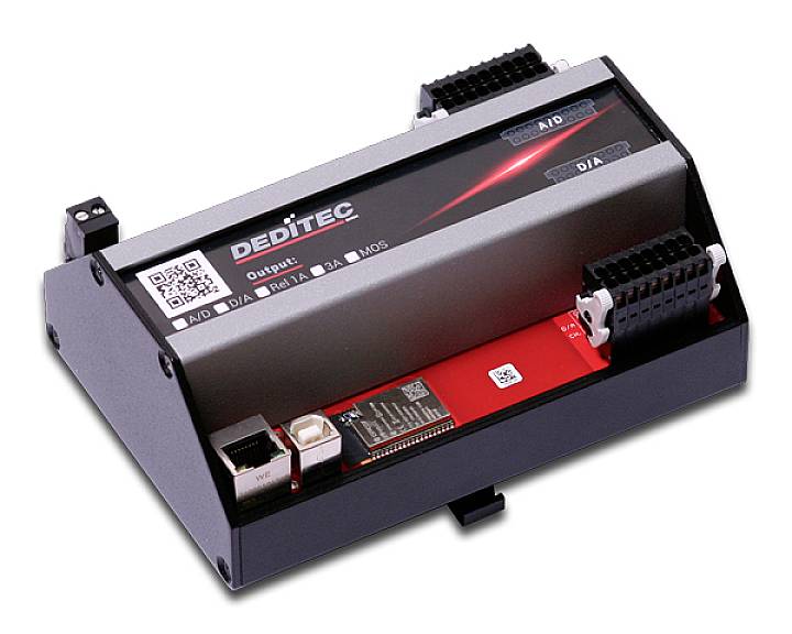 Elektronické zariadenie s nápisom 'DEDITEc', s USB a sieťovým káblovým pripojením, s viacerými vstupmi a výstupmi.