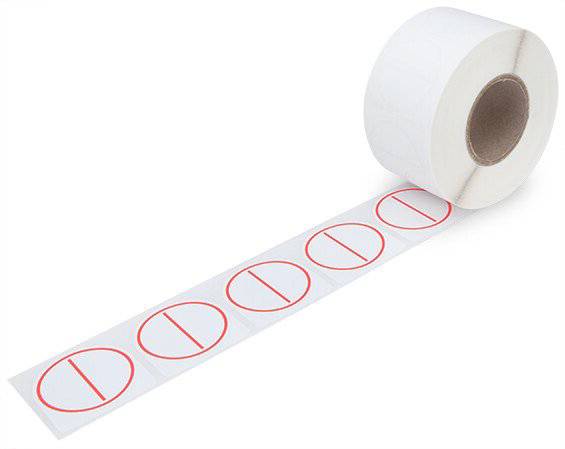 Rolka okrúhlych samolepiek s červenými číslami od nuly do deviatky. Momentálne sú viditeľné čísla '0', '1', '2', '3', '4'.