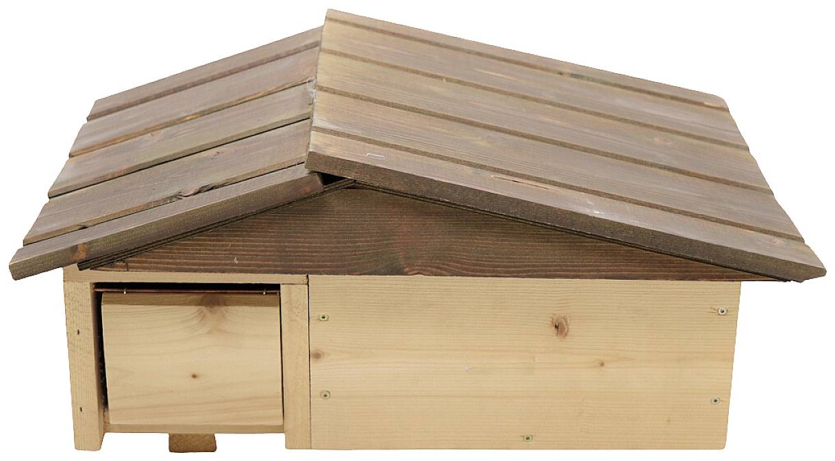 Drevený vtáčí domček s hnedou šikmou strechou. Vhodný pre vtáky ako úkryt a miesto na hniezdenie. Jednoduché, obdĺžnikové prevedenie.