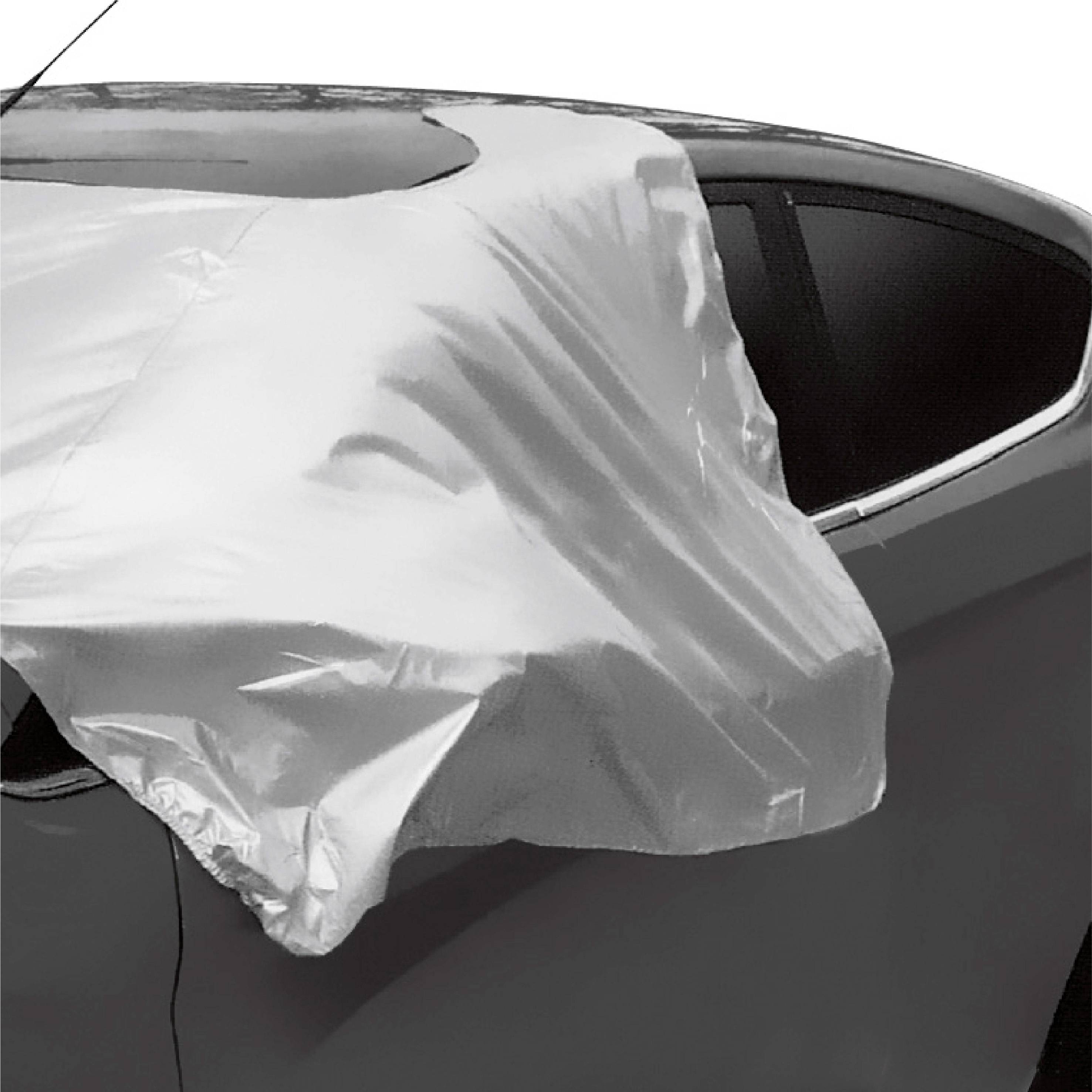Auto s otvoreným bočným airbagom, ktorý vyčnieva z dverí. Airbag je viditeľný v nafúknutom stave.