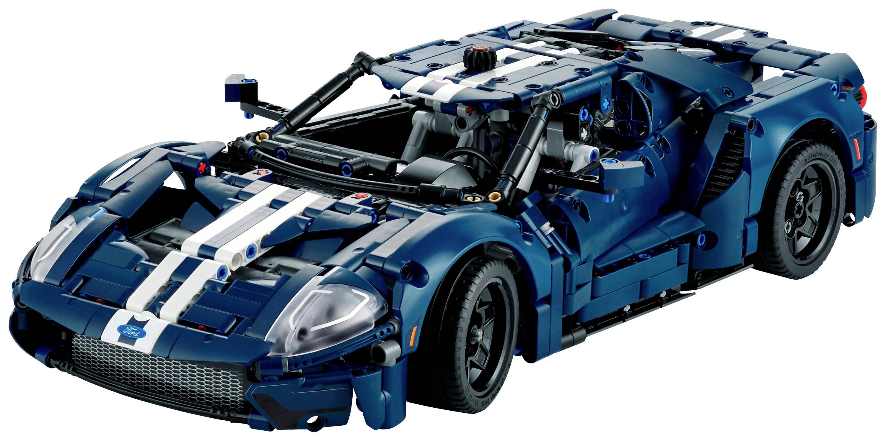 Modrý modelový pretekársky automobil zostavený z modulárnych stavebných dielikov, detailne spracovaný s bielymi pruhmi a dynamickým dizajnom.