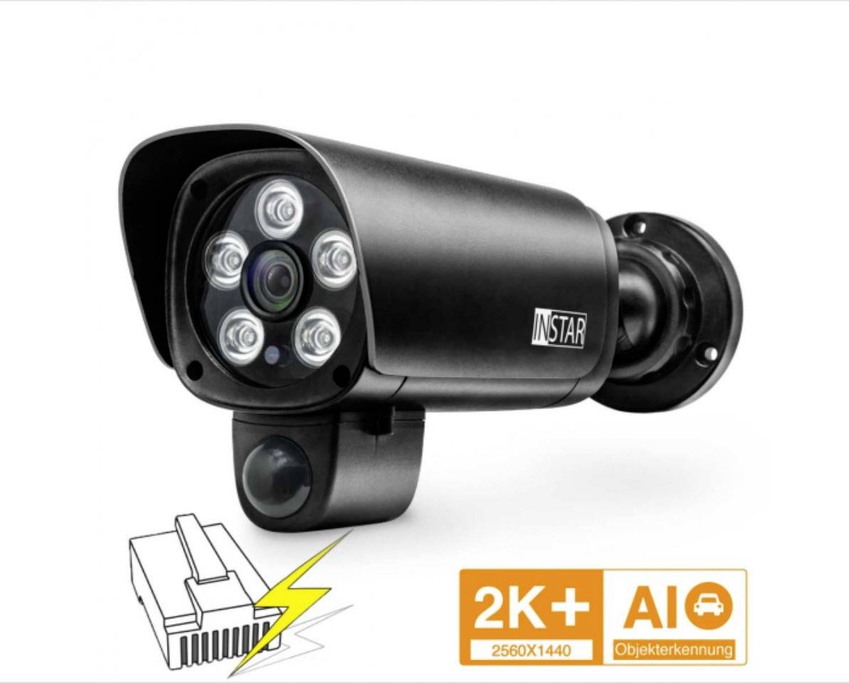 Čierna monitorovacia kamera so šiestimi LED diódami, vedľa symboly napájania cez Ethernet a videokvality 2K+, s detekciou objektov.