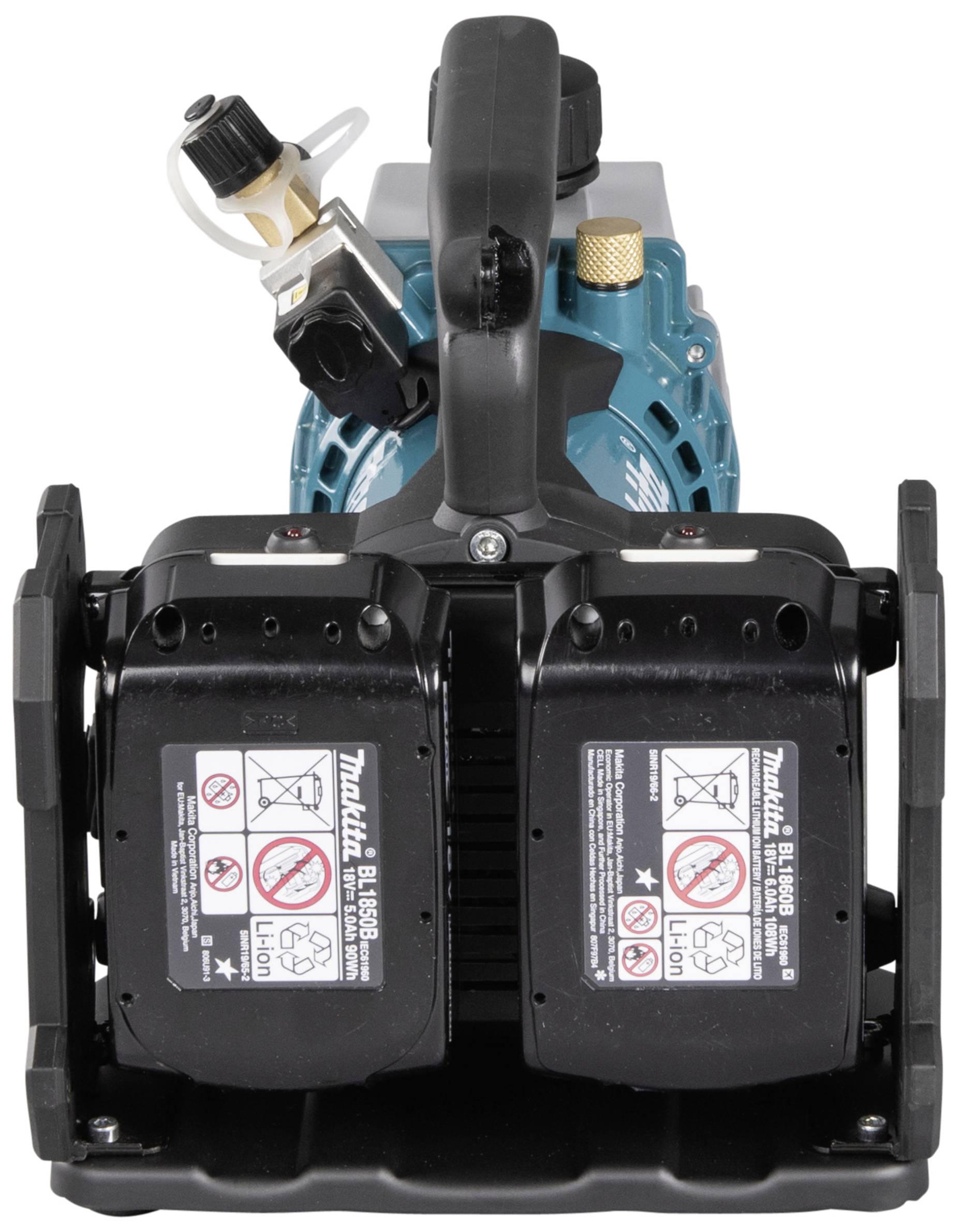 Predný pohľad na prenosnú, tmavo modrú elektrickú pumpu s dvoma čiernymi, odnímateľnými akumulátormi. Na hornej časti sa nachádza rukoväť.