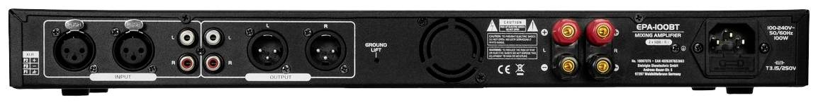 Zadný pohľad na audiosystém s rôznymi vstupnými a výstupnými portmi vrátane XLR, jack konektorov a reproduktorových vývodov.