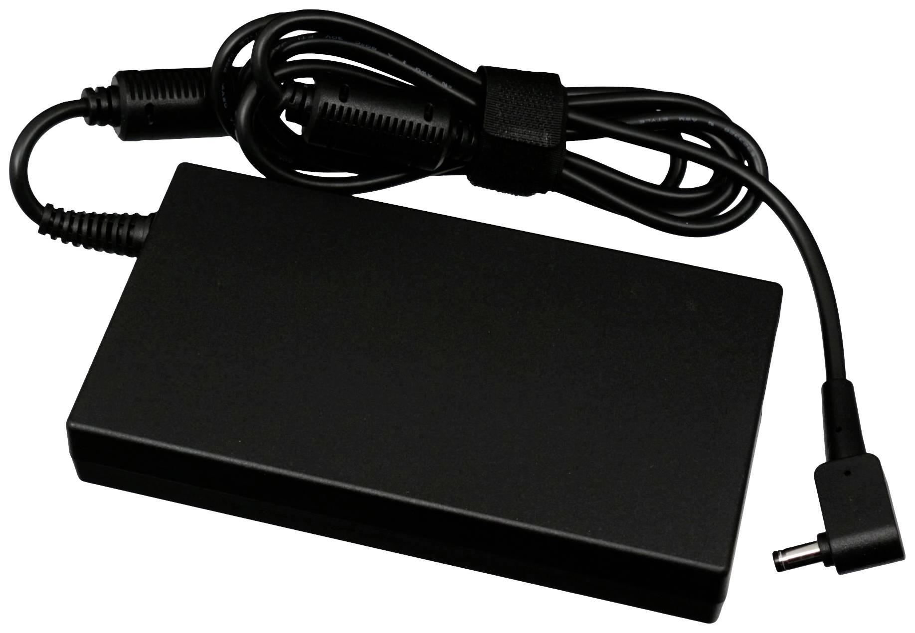 Čierna nabíjačka na notebook s pripojeným napájaním.