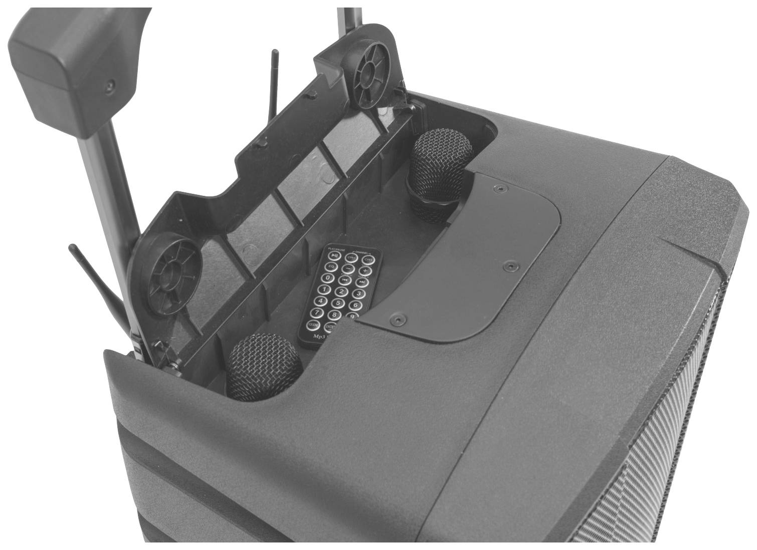 Šedé technické zariadenie s rukoväťou a reproduktormi. Na vrchu sú vetracie otvory a ovládací panel s tlačidlami.