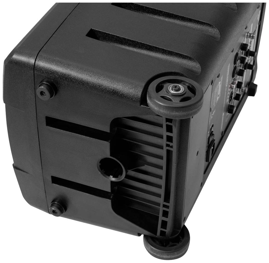 Čierny reproduktor leží na boku a ukazuje svoje kolieska a konektory. Navrhnutý pre jednoduchú mobilitu a rýchle pripojenie.