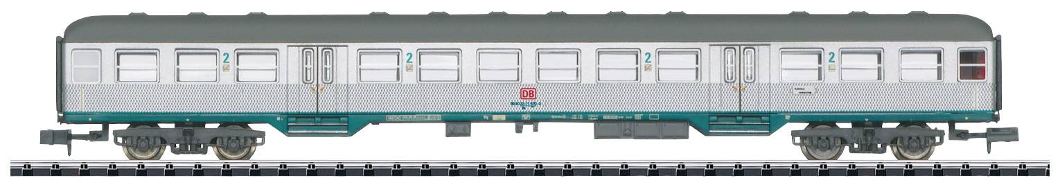 Šedo-modrý osobný vlak Deutsche Bahn na koľajniciach, s detailnými oknami a dverami.