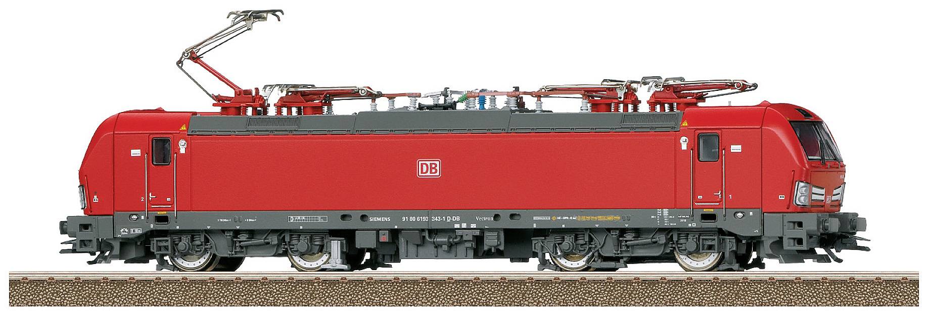 Červená elektrická lokomotíva Deutsche Bahn na koľaji, pohľad z boku; viditeľné sú zberače prúdu a detaily podvozka.
