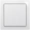 Jeden biely svetelný spínač v obdĺžnikovom tvare, s mierne vyvýšeným spínačom obklopeným úzkym rámčekom.