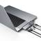 Laptop s pripojeným USB-C rozbočovačom. Rozbočovač má niekoľko portov vrátane HDMI, USB-A a čítačky kariet a spája externé káble.