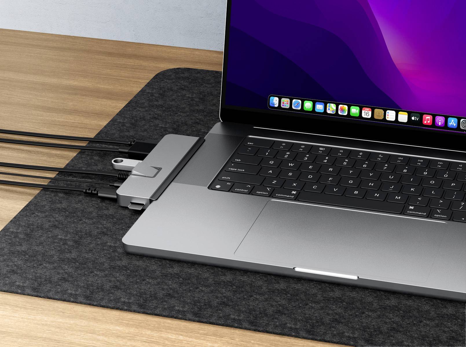 Laptop s otvorenou obrazovkou zobrazuje farebnú užívateľské rozhranie. Niekoľko káblov je pripojených k bočnému adaptéru.