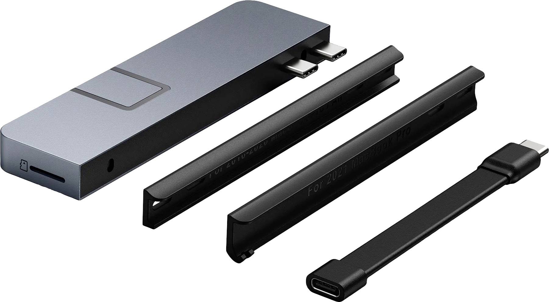 USB-C hub s viacerými portami, zobrazený s výmennými adaptérmi a predlžovacím káblom.