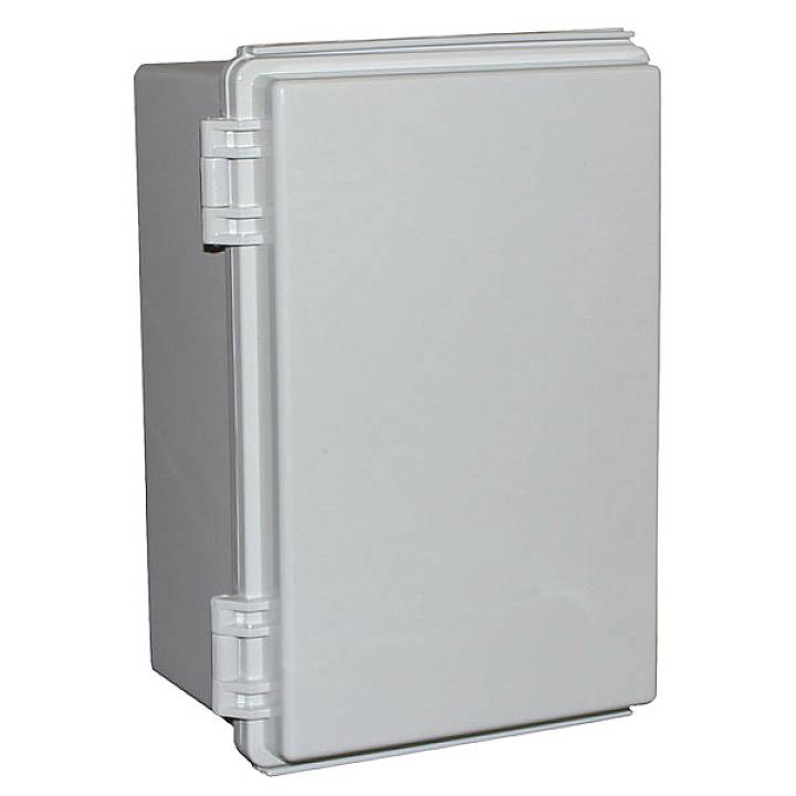 Šedý elektrický box so závesmi na jednej strane, stojaci vzpriamene.