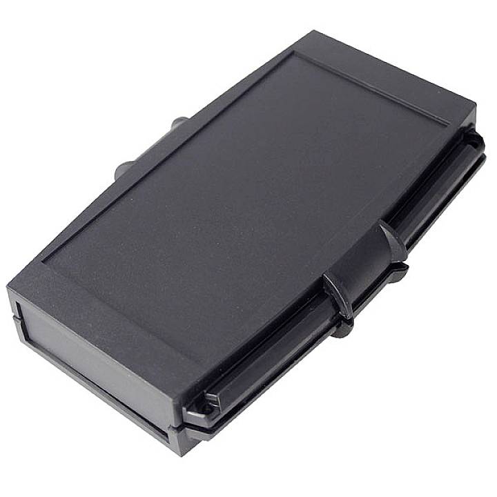 Čierny, obdĺžnikový USB kryt. Má zaoblené hrany a je navrhnutý na umiestnenie elektronických komponentov.
