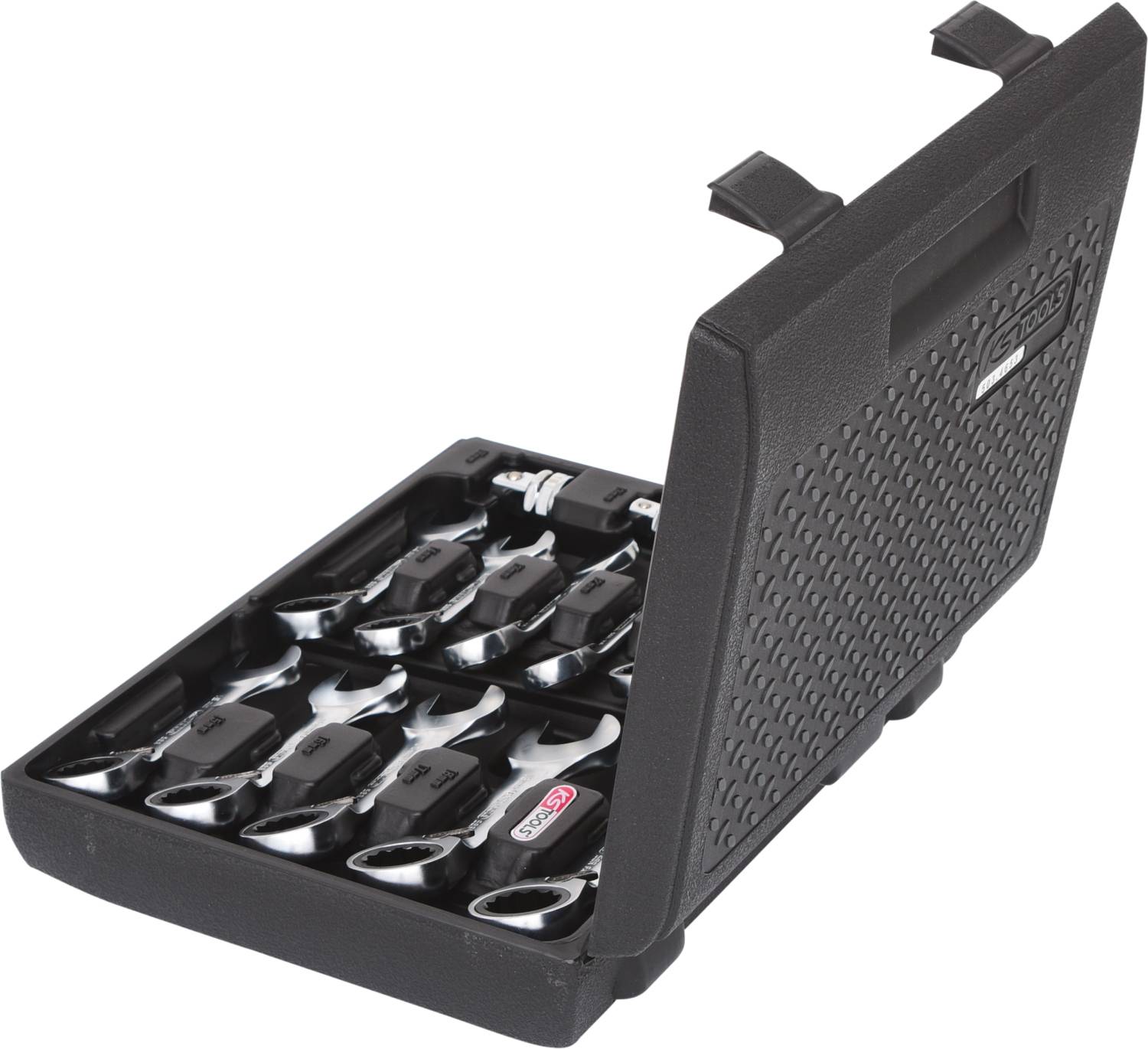 Otvorený čierny kufrík s náradím obsahujúci niekoľko kľúčov rôznych veľkostí. Ideálny pre opravárenské práce.