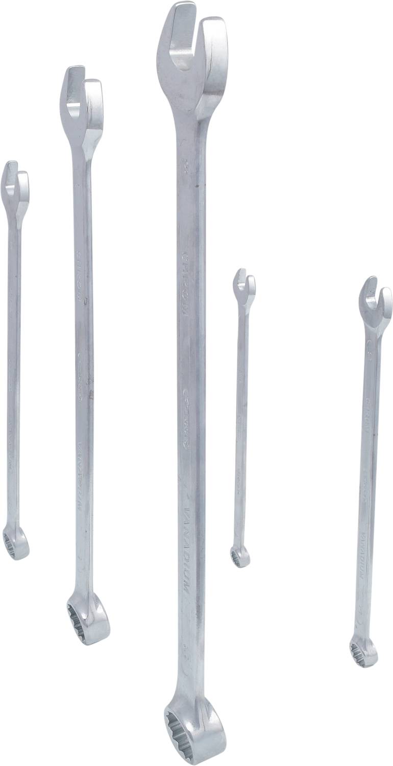 Sada štyroch strieborných krúžkových kľúčov rôznych veľkostí, postavených kolmo, s otvorenými a uzavretými koncami.