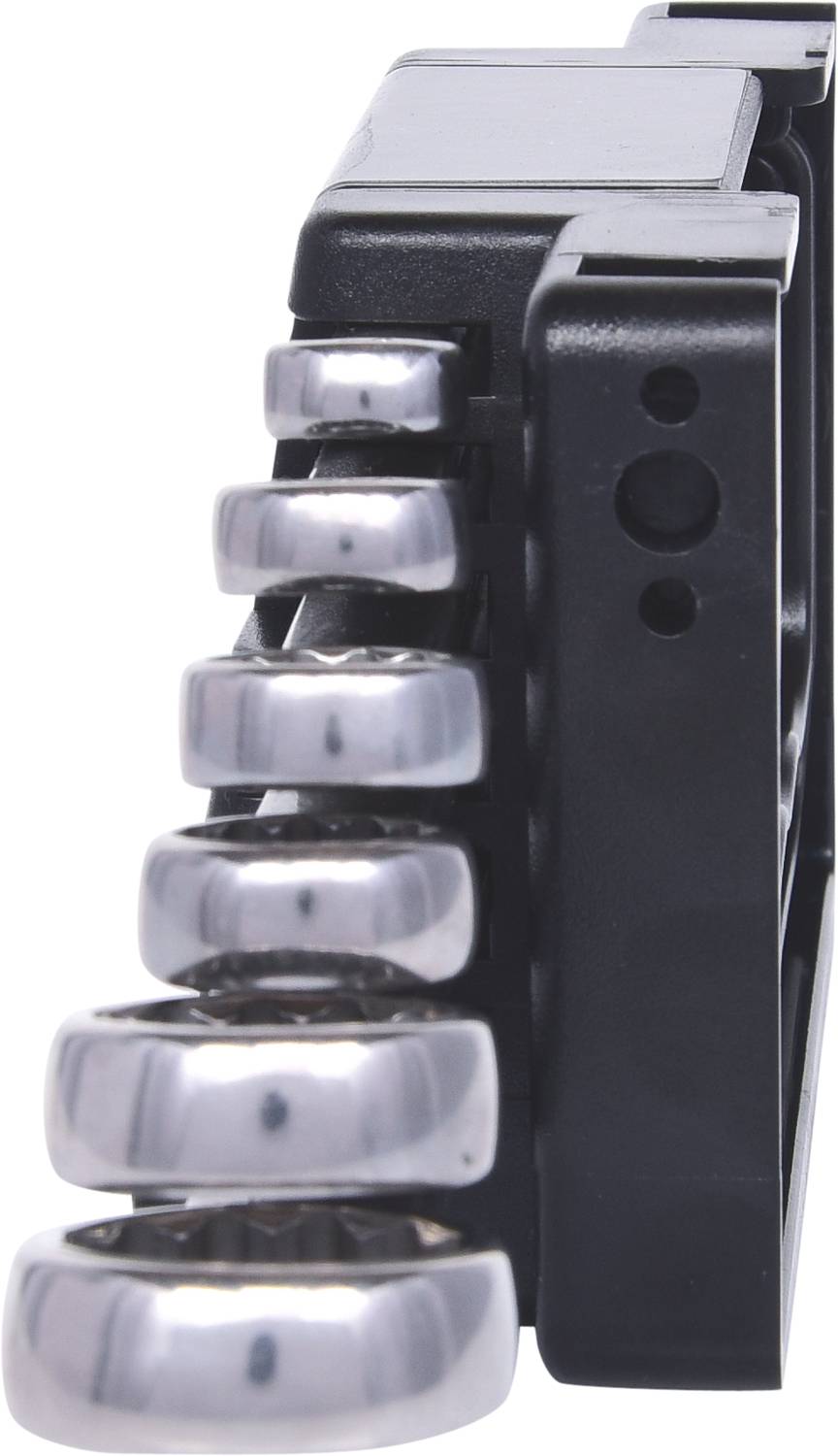 Šesť kovových krúžkov je pripevnených na čiernom držiaku. Usporiadanie pôsobí mechanicky, pravdepodobne ako súčasť nejakého nástroja alebo zariadenia.