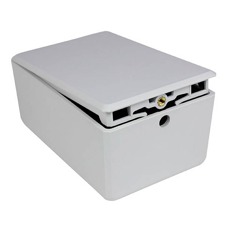 Obdĺžnikový biely elektrický rozvádzač s mierne nadvihnutým krytom a viditeľným otvorom pre skrutku na prednej strane.