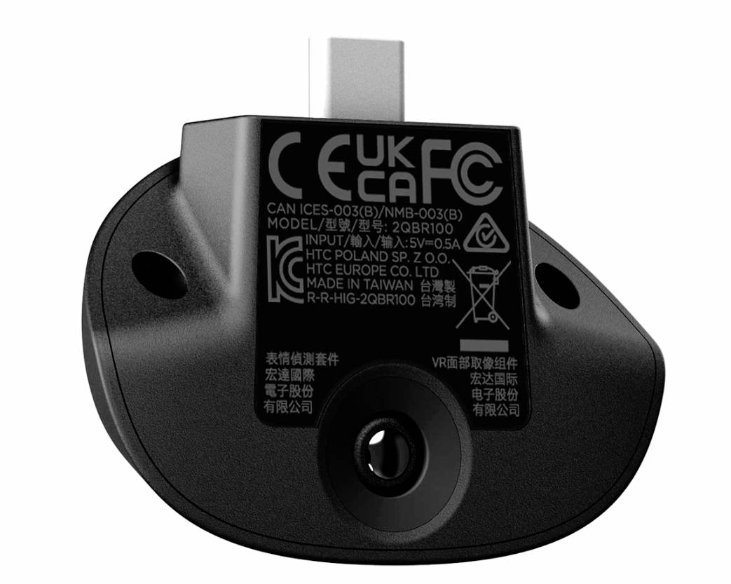 USB-C adaptér s CE označením, modelové číslo 2QB9100, 5V/0,5A. Vyrobené na Taiwane spoločnosťou HTC Europe Co. Ltd.