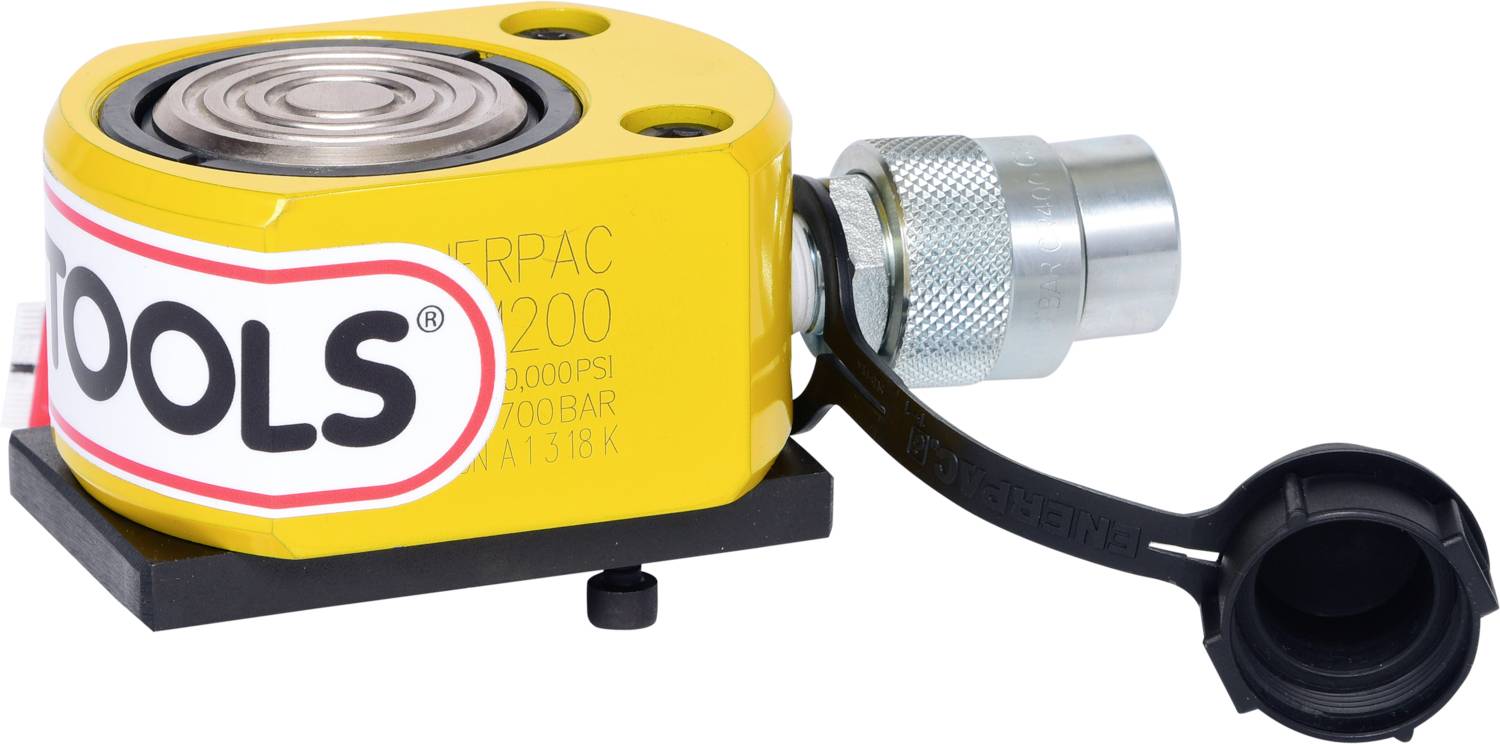 Hydraulický valec v žltej farbe s manometrom a pripojením hadice, vhodný pre vysoko výkonné priemyselné aplikácie.
