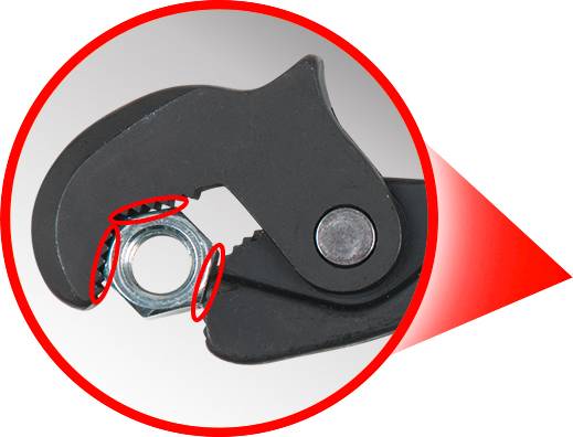 Detailný záber kliešťového kľúča, ktorý drží maticu. Červený kruh zvýrazňuje oblasť, kde kľúč pevne zachytáva maticu.