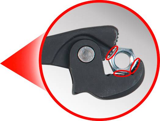 Detailný záber čiernych klieští, ktoré držia striebornú maticu so zvýraznenými kontaktnými bodmi medzi kliešťami a maticou.