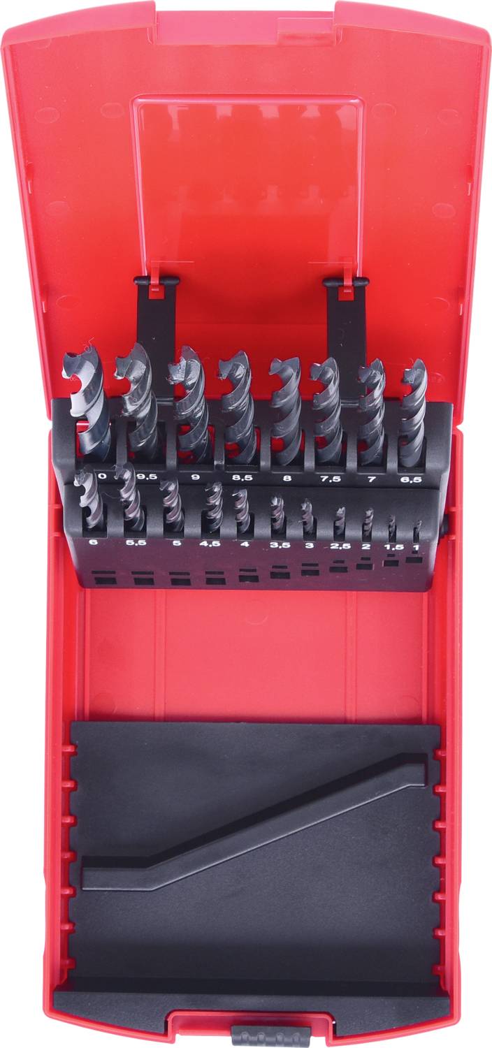Červená plastová kazeta s rôznymi vrtákmi v niekoľkých veľkostiach, usporiadaná v držiakoch. Ideálna pre domáce DIY projekty.